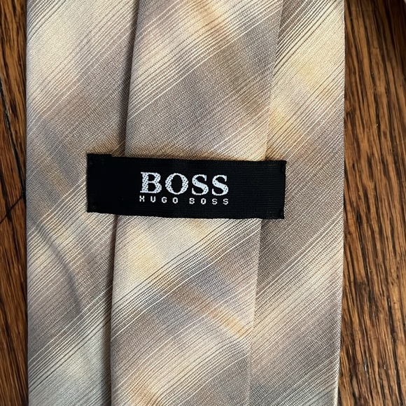 Hugo Boss Men’s Grey & Cream Striped Silk Neck Tie. Excellent condition - Picture 3 of 4